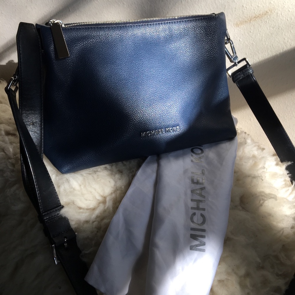MICHAEL KORS PREPPY NAVY AND BLACK LEATHER PURSE